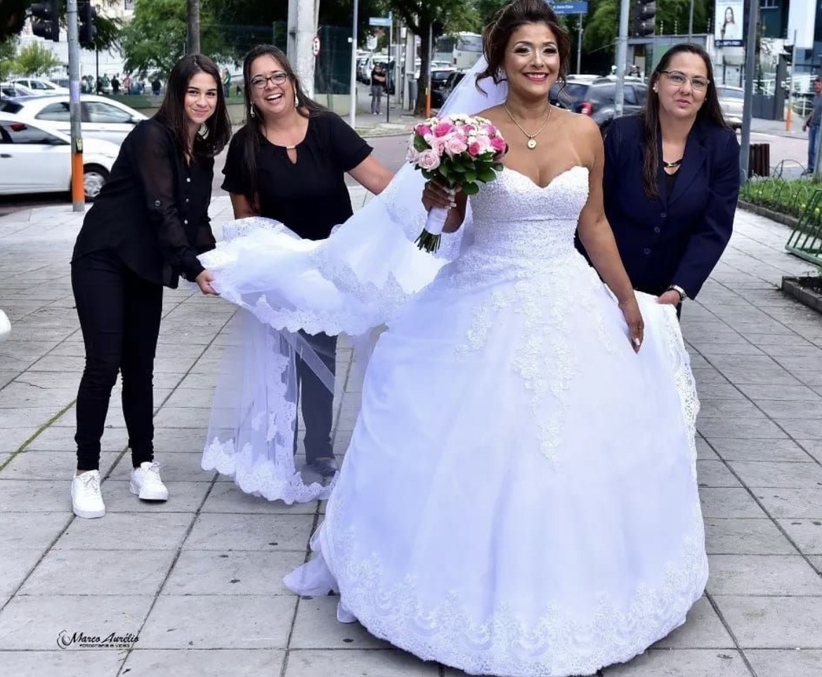 Equipe conduzindo a entrada da noiva