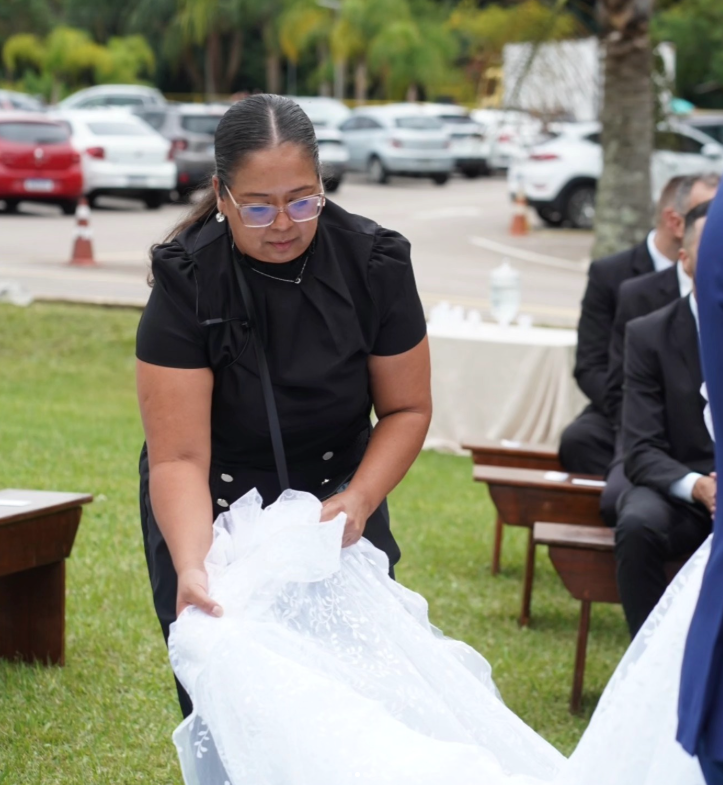 Cuidando do vestido da noiva